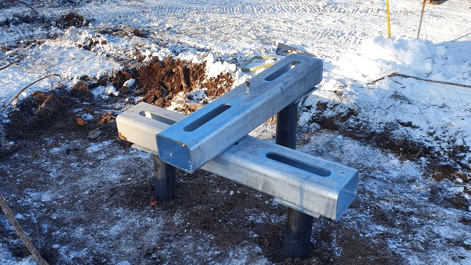 Valmis pylv&auml;&auml;n jalka kiinnitettyn&auml; ruuvipaaluihin